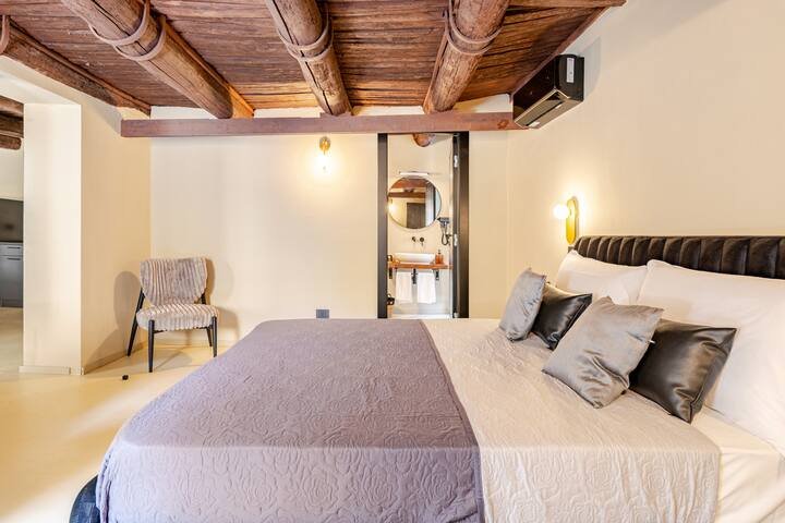 Soggiorna nel Palazzo Carafa della Spina su Spaccanapoli. Il nostro B&B e appartamenti sono la base perfetta per visitare il centro storico di Napoli. Scopri l'offerta