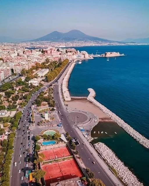 Hotel Vicino Rotonda Diaz Napoli | Vista sul Golfo e Spiaggia Libera | H Rooms