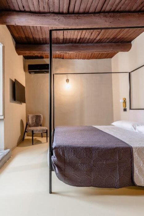 The Neapolitan BB palazzo Carafa della Spina | Le Nostre Camere nel Cuore di Napoli