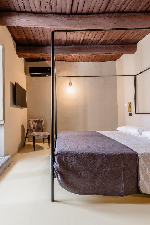 The Neapolitan BB palazzo Carafa della Spina | Le Nostre Camere nel Cuore di Napoli