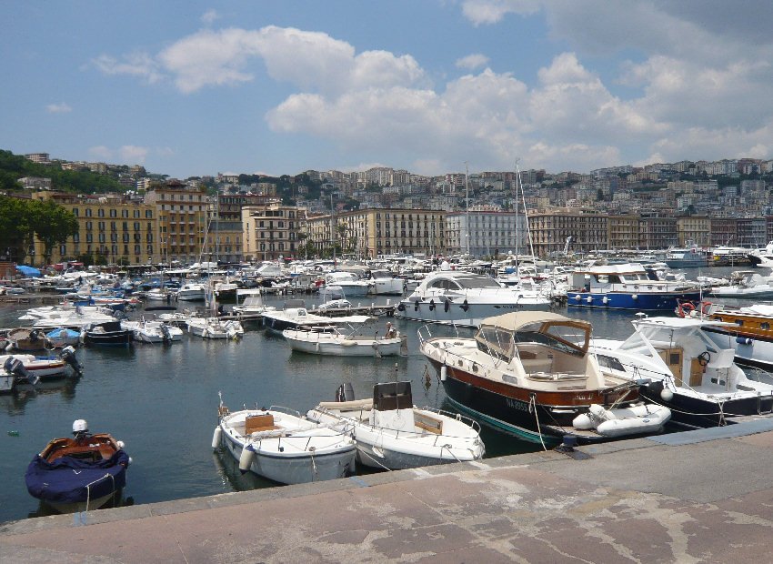 Hotel di Fronte agli Aliscafi per le Isole: Parti da Mergellina