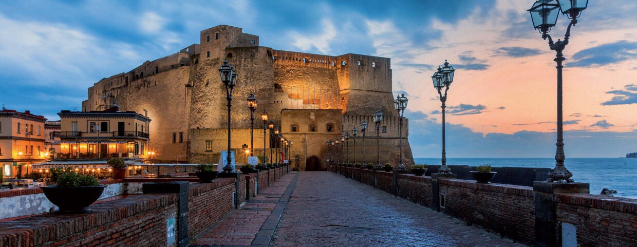 Castel dell'Ovo e Via Partenope: Tra Storia e Leggenda sul Lungomare