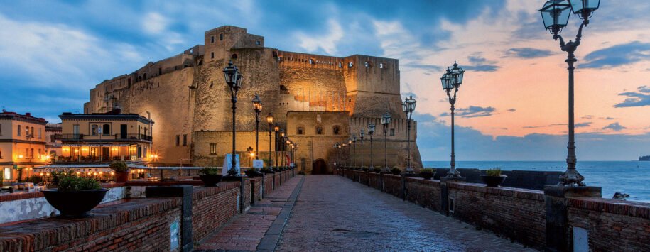 Castel dell'Ovo e Via Partenope: Tra Storia e Leggenda sul Lungomare