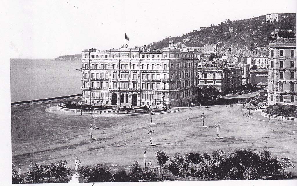 La Storia del Lungomare Caracciolo e del Grand Hotel di Piazza della Repubblica