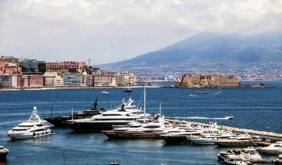 Yacht Crew Accommodation Molo Luise Naples | Hotel in Front of the Marina | H Rooms