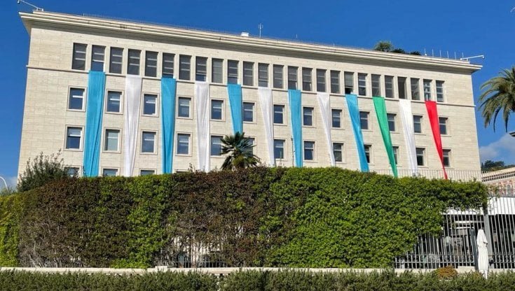 Dall'Aeroporto al Consolato: Il Transfer Perfetto con Sosta a H Rooms Mergellina