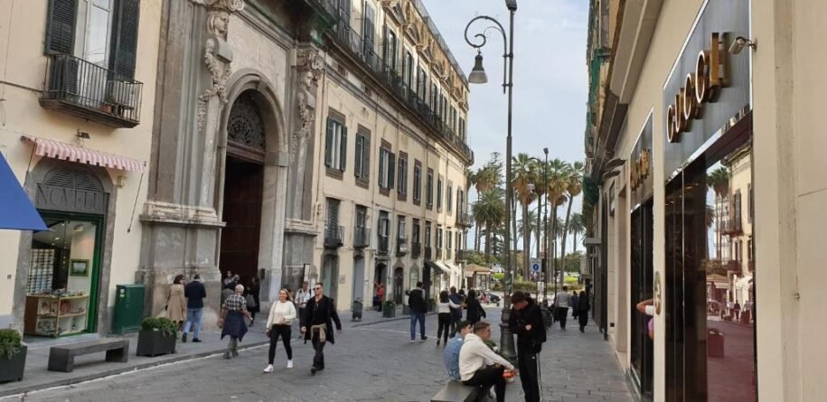 Dove Dormire vicino a Piazza Vittoria e Via Calabritto a Napoli | H ROOMS LUNGOMARE NAPOLI
