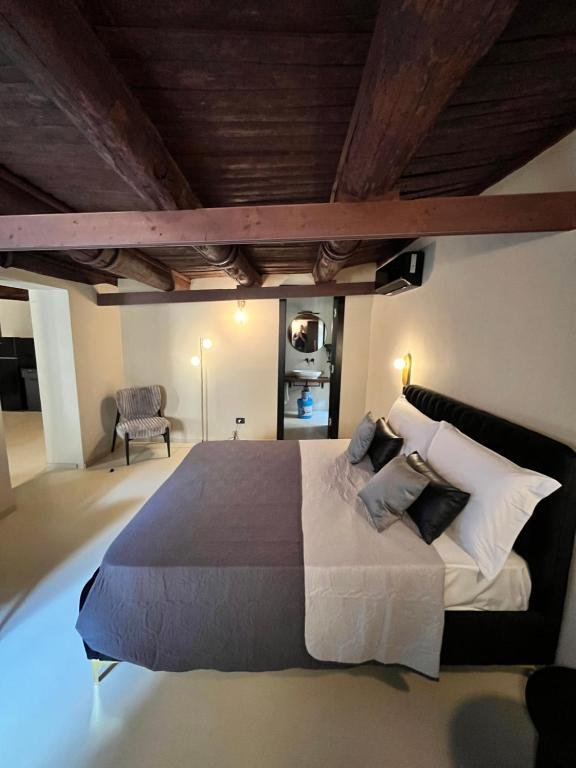 Scegli la tua esperienza nel cuore di Napoli! 🏰 The Neapolitan BB ti accoglie nel magnifico Palazzo Carafa della Spina, tra storia e autonomia totale con check-in 24/7