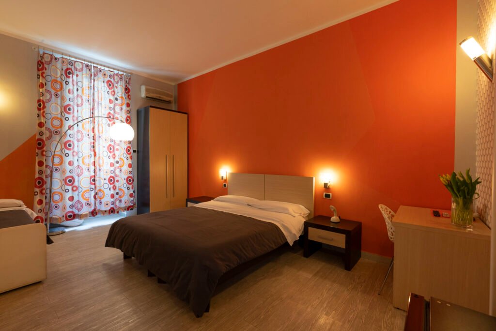 H Rooms Naples official site, hotel vicino Stazione Mergellina, camere con balcone Napoli centro, hotel 3 stelle lungomare Napoli, H Rooms via Caracciolo 11.