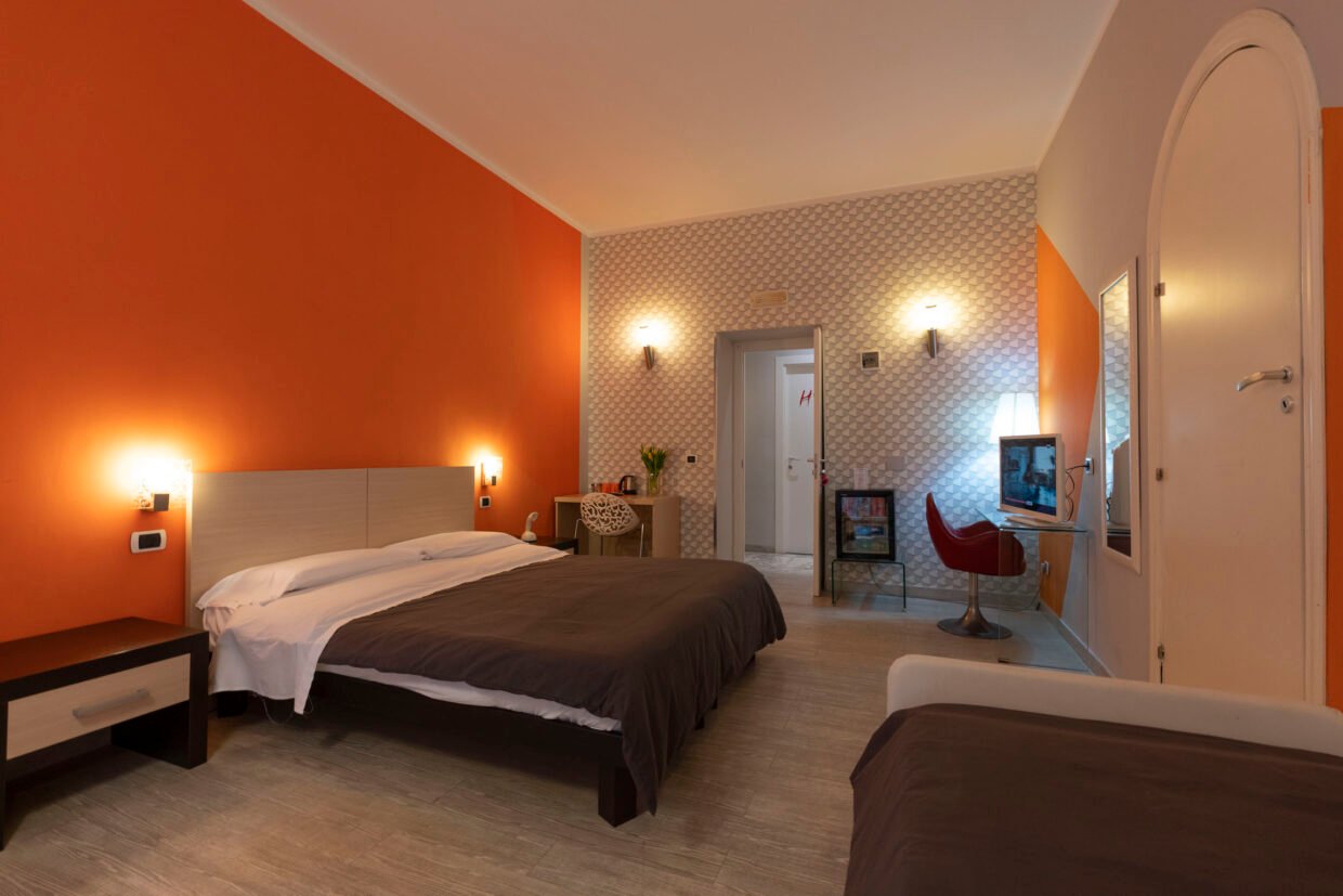 H Rooms Naples official site, hotel vicino Stazione Mergellina, camere con balcone Napoli centro, hotel 3 stelle lungomare Napoli, H Rooms via Caracciolo 11.