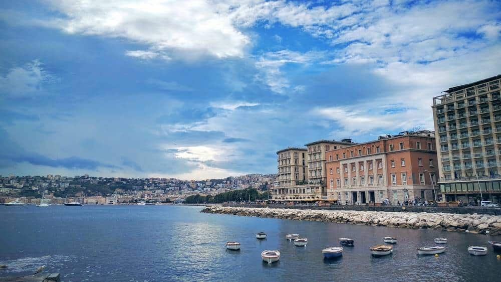 Lungomare Caracciolo: La Storia dell'Ammiraglio Eroe e della Passeggiata più Famosa di Napoli | H ROOMS HOTEL LUNGOMARE