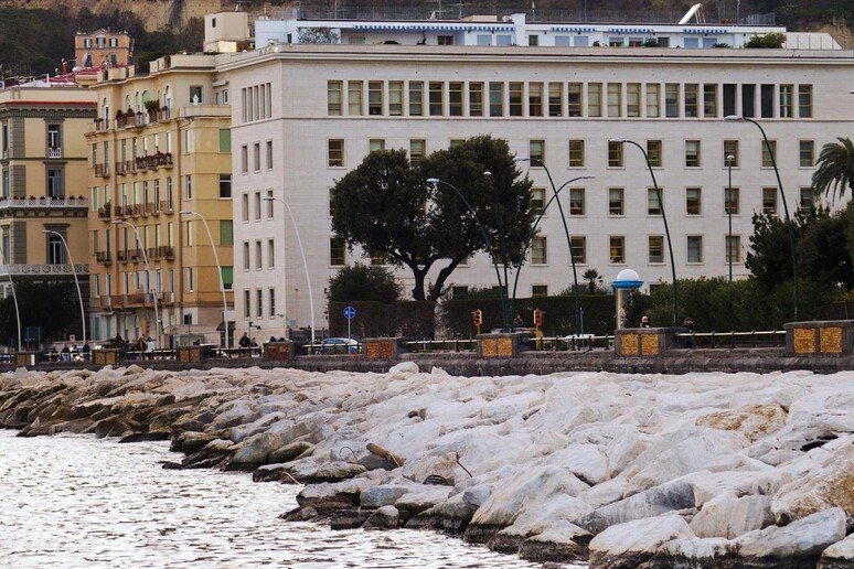 Strutture Ricettive a Piazza della Repubblica, Napoli: Hotel e B&B Vicini al Consolato Americano