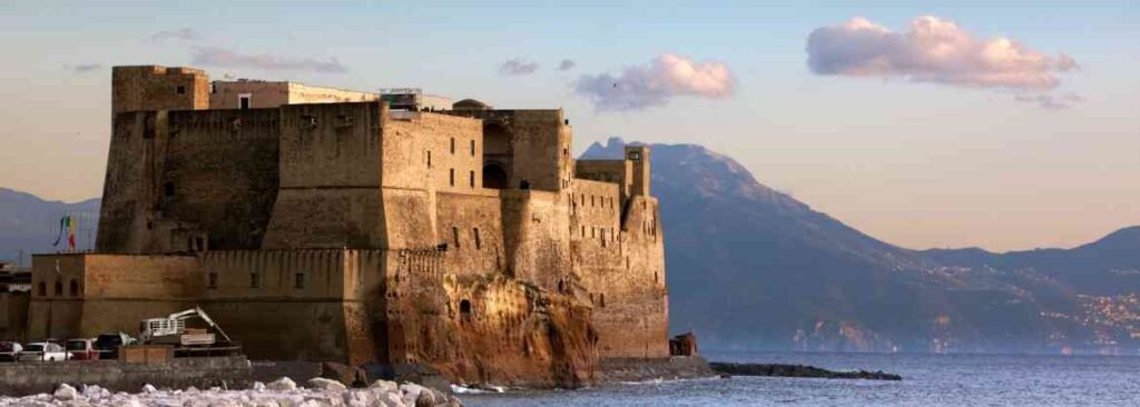 Hotel e B&B Vicino al Castel dell'Ovo: La Magia del Lungomare a Due Passi