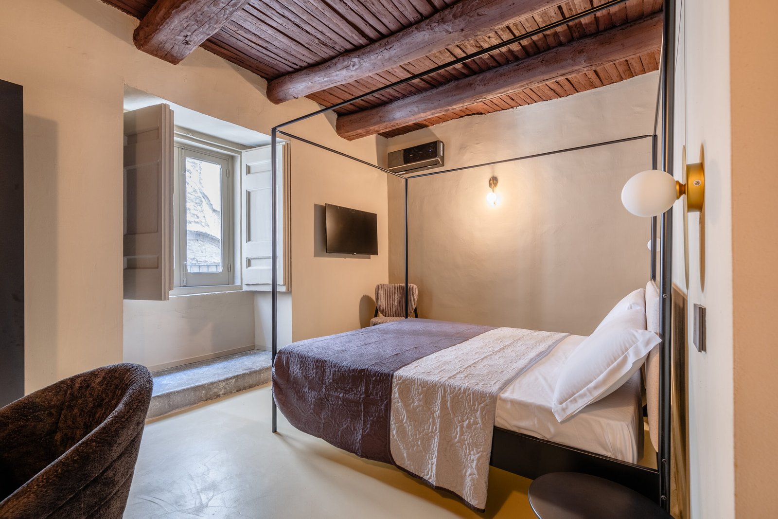 The Neapolitan B&B Palazzo Carafa della Spina Titolo: Il Tuo Rifugio sul Decumano: Sognare a Occhi Aperti Nel Cuore di Spaccanapoli Sottotitolo: Soggiorna in un palazzo nobiliare del '500 tra i monumenti e i sapori più celebri del Centro Storico di Napoli