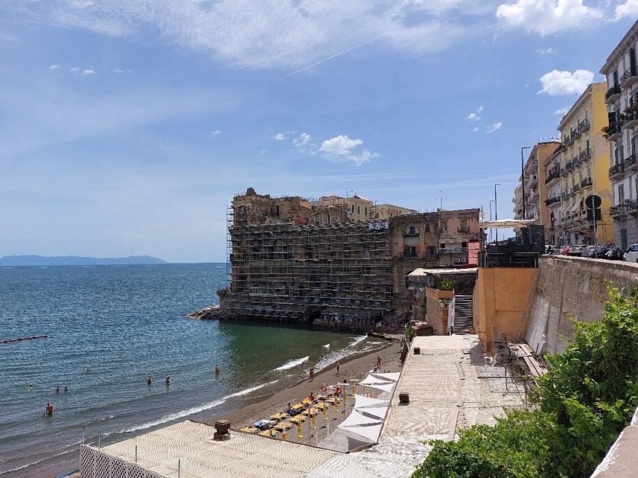 Estate a Napoli 2026: 5 Motivi per Scegliere H Rooms sul Lungomare Caracciolo