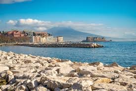 se Cercate una Camera Vista Mare Parziale a Napoli per un Weekend Romantico sotto la Collina di Posillipo, Mergellina e H Rooms Hanno la Posizione Perfetta